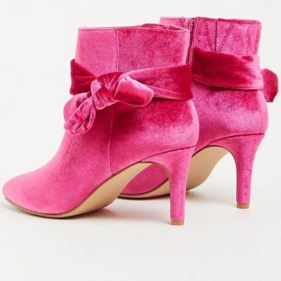 Torrid Size 7 WW Pink Crushed Velvet Pointed Heel Ankle Bootie - Picture 3 of 3